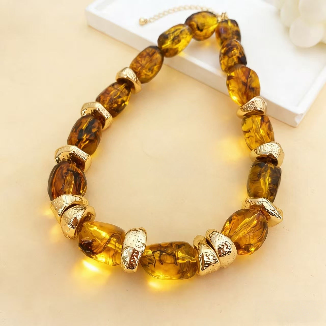 قلادة كهرمان بتفاصيل ستانلس ستيل – Amber Beaded Necklace