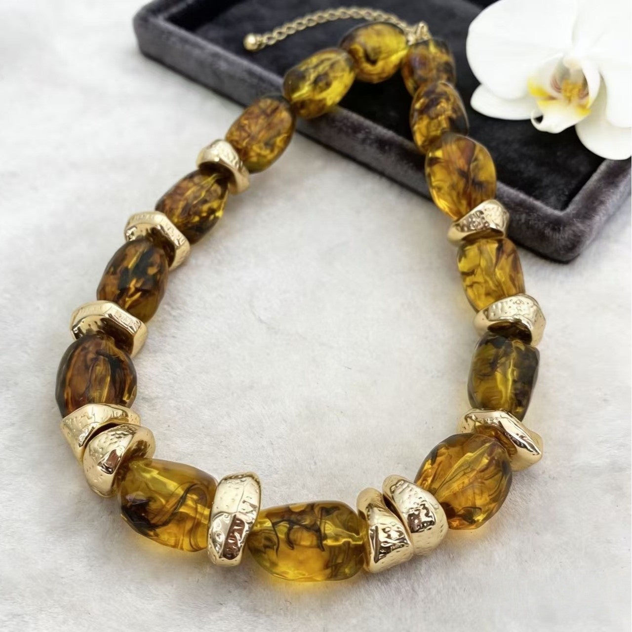 قلادة كهرمان بتفاصيل ستانلس ستيل – Amber Beaded Necklace
